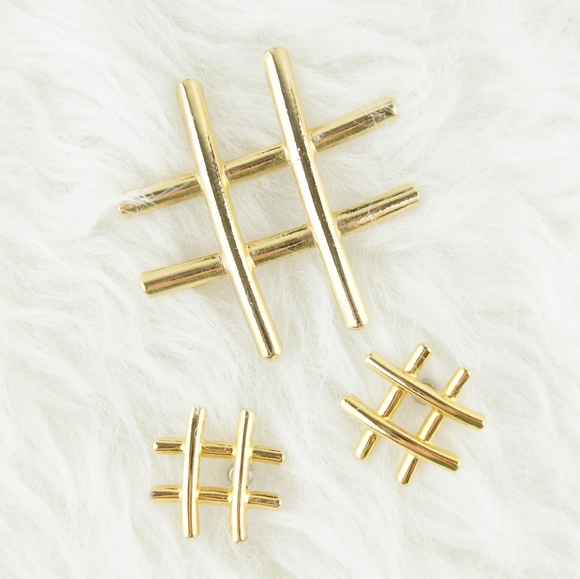 ⭕ [MUST BUNDLE] Golden Sign Brooch & Earrings - Picture 1 of 4
